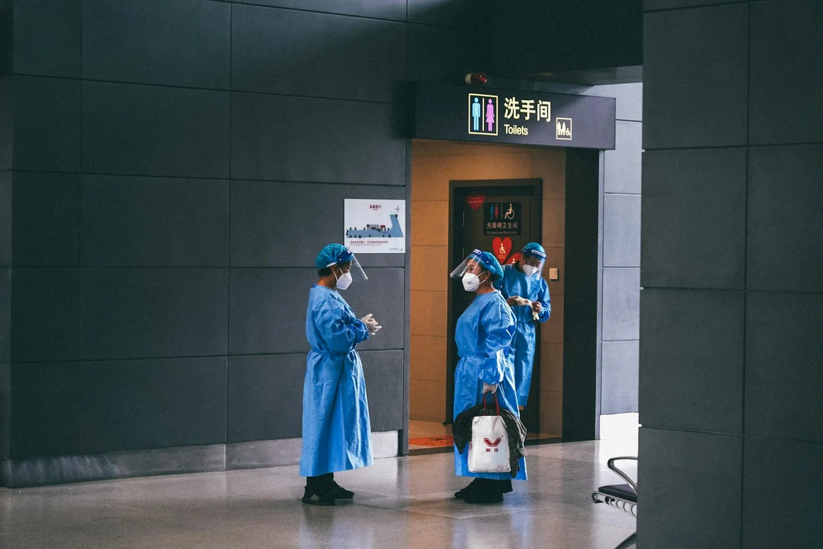 纪实观察频道的视频封面，画面为真实场景记录
